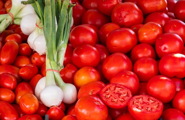 Oignons de printemps également connu sous le nom de Salade Oignons Oignons Tomates et oignons à un étal de rue dans un marché local
