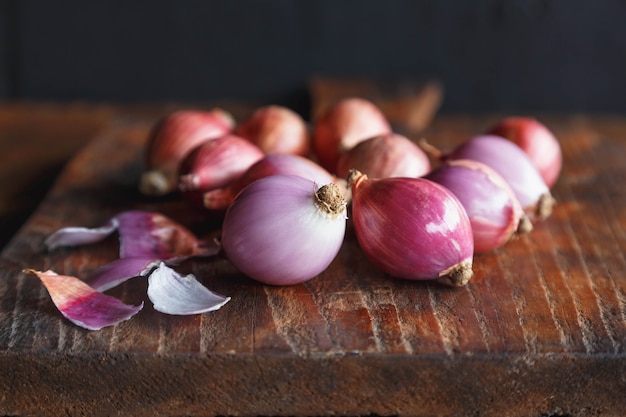 Oignons rouges frais sur bois rustique