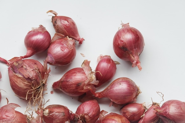 Oignons rouges gros plan sur fond isolé blanc