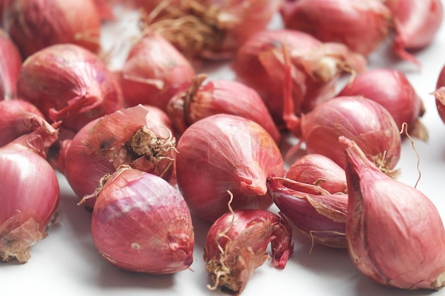 Oignons rouges gros plan sur fond isolé blanc