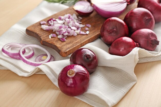 Oignons rouges mûrs sur table