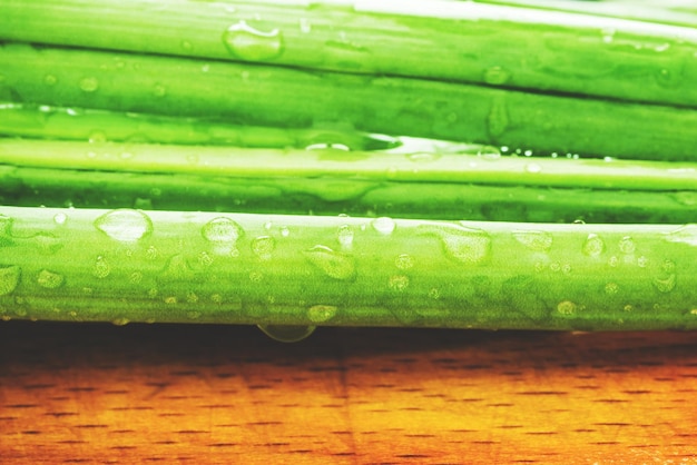 Oignons verts sur un fond en bois épices