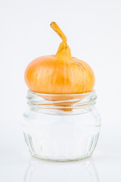 Oignons verts frais Les légumes sont cultivés sur le rebord de la fenêtre