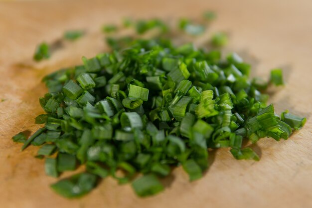 Oignons verts hachés sur table, mise au point sélective