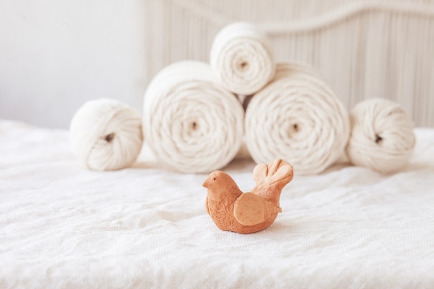 Oiseau En Argile Fait Main Et Tressage En Macramé Et Fils De Coton. Image Bonne Pour Les Bannières Et Publicités En Macramé Et Artisanat. Espace De Copie