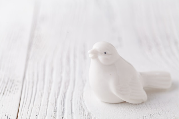 Oiseau en porcelaine décorative sur table en bois