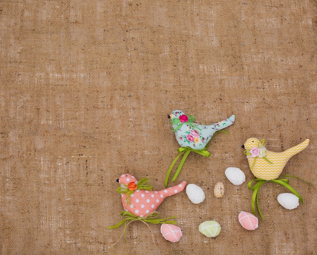 Oiseaux et œufs de printemps en textile. Jouets décoratifs de travail manuel. Décorations de Pâques