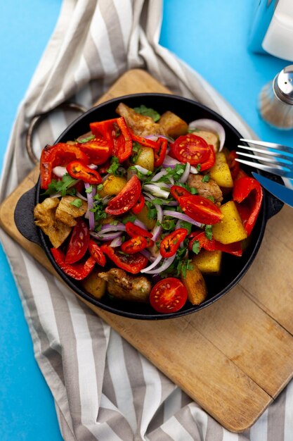 Photo ojakhuri de porc aux légumes viande pommes de terre oignons herbes poivrons cuits et servis dans une poêle un plat de cuisine géorgienne viande déjeuner dîner sur la table