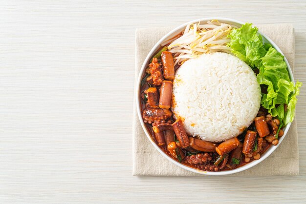 Photo ojing-o-bokeum - calmars ou poulpes sautés avec bol de riz à la sauce épicée coréenne - style de cuisine coréenne