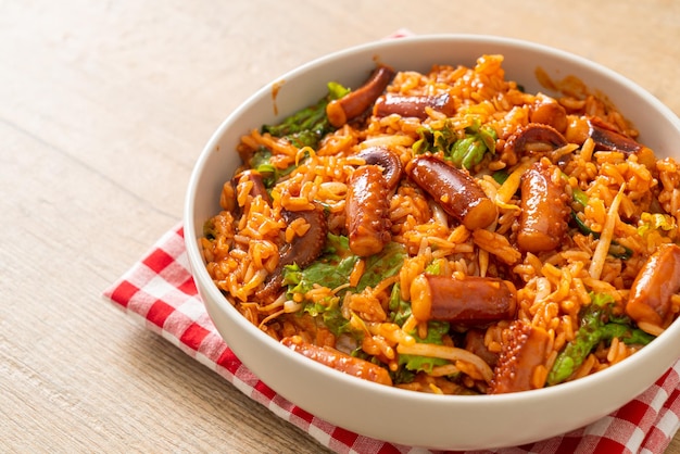 Photo ojing-o-bokeum - calmars ou poulpes sautés avec bol de riz à la sauce épicée coréenne - style de cuisine coréenne