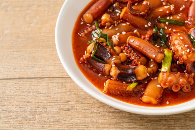 Ojing-O-Bokeum - Calmars ou poulpes sautés avec sauce épicée coréenne - Style de cuisine coréenne