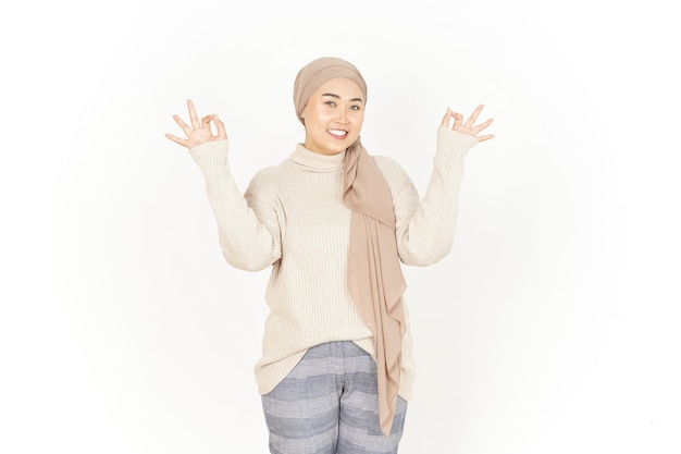 Ok signe de belle femme asiatique portant le hijab isolé sur fond blanc