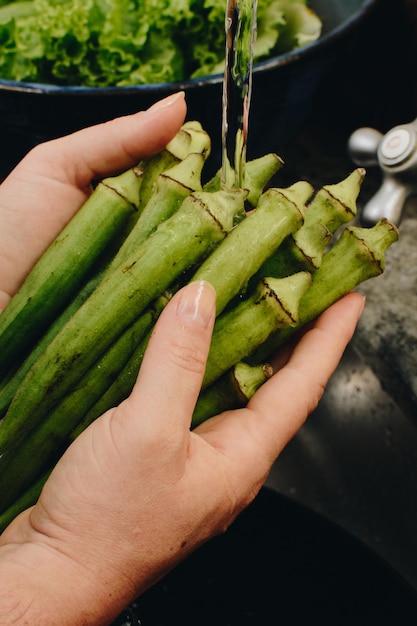 Okra étant lavé les mains des femmes