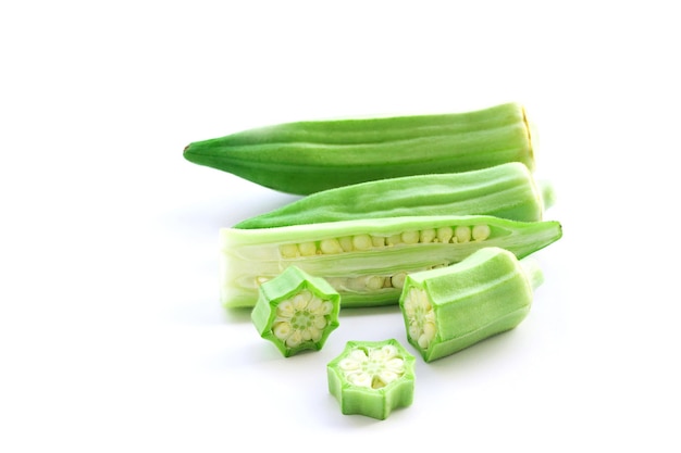 Okra frais sur fond blanc