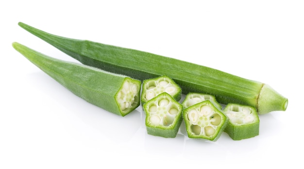 Okra frais isolé sur fond blanc