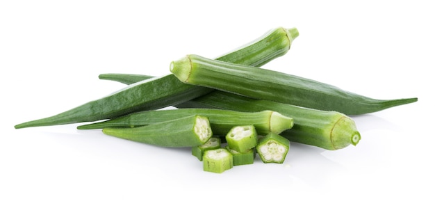 Okra frais isolé sur fond blanc