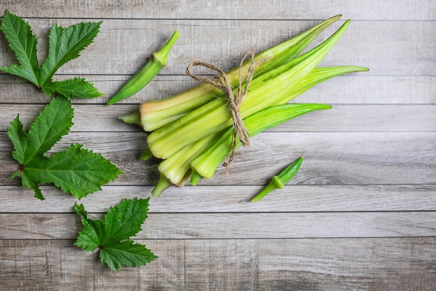 Okra Frais Légume Sur Fond En Bois