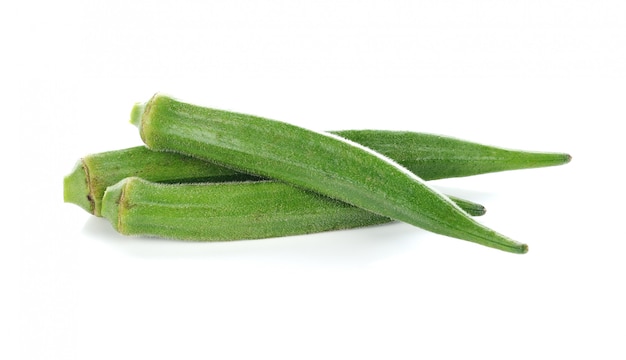 Okra frais ou roselle verte sur fond blanc.