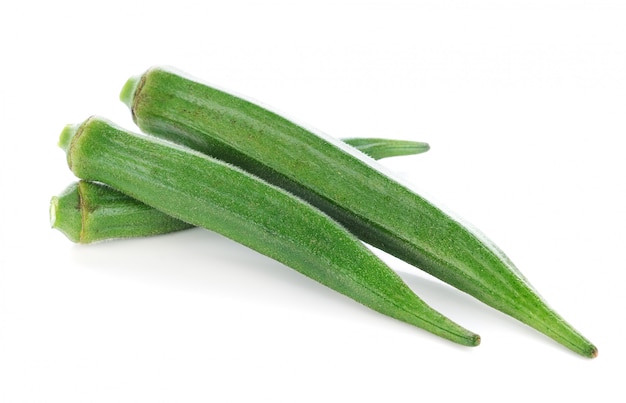 Okra frais ou roselle verte sur fond blanc.