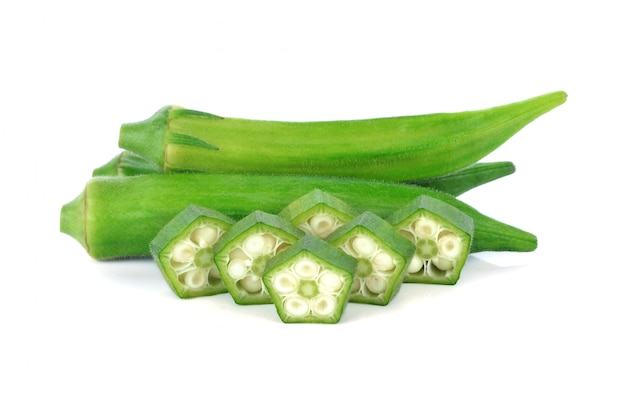 Okra vert frais isolé sur fond blanc