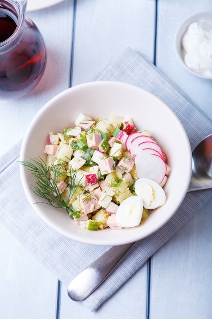 Okroshka avec kvas et saucisses. Soupe russe froide classique traditionnelle. Fermer.