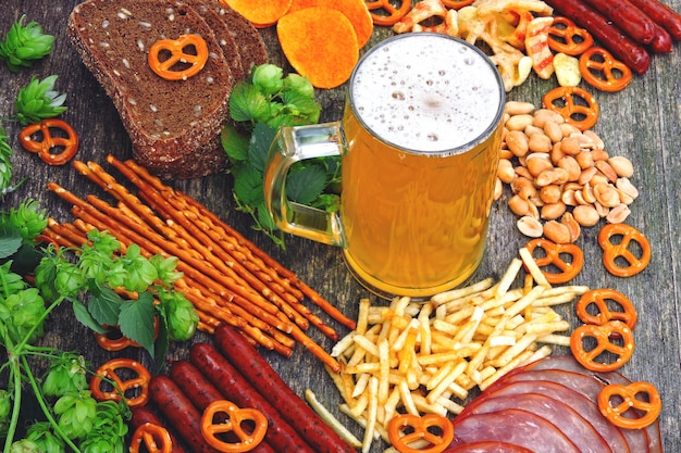 Photo oktober fest. verre de bière et de snacks à la bière.