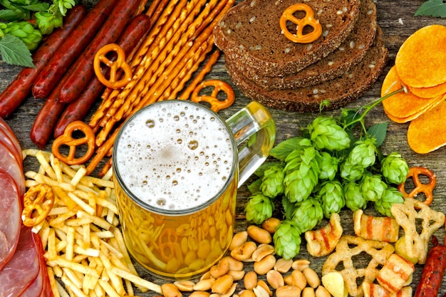 Photo oktober fest. verre de bière et de snacks à la bière.