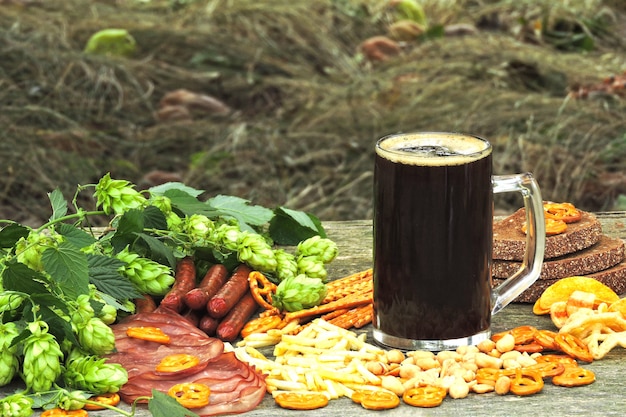 Oktober Fest. Verre de bière et de snacks à la bière.