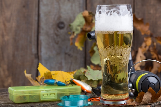 Oktoberfest avec articles de pêche et verre de bière