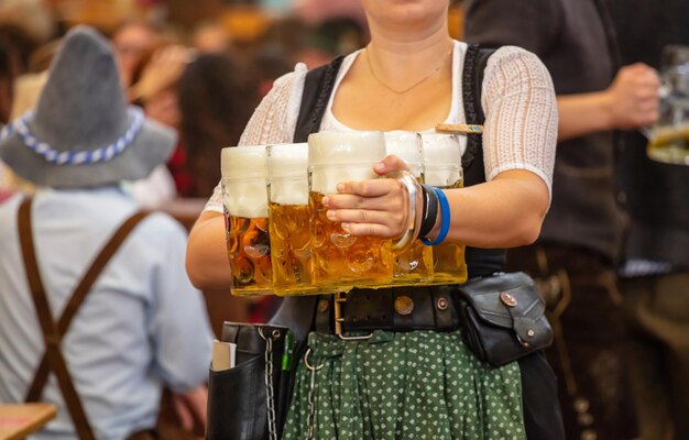 Oktoberfest Munich Allemagne Serveur avec costume traditionnel holding beers