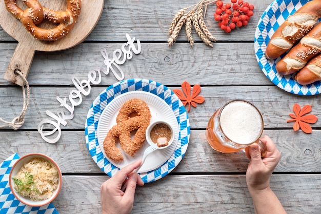 Oktoberfest nourriture traditionnelle et bière, mise à plat sur la table en bois