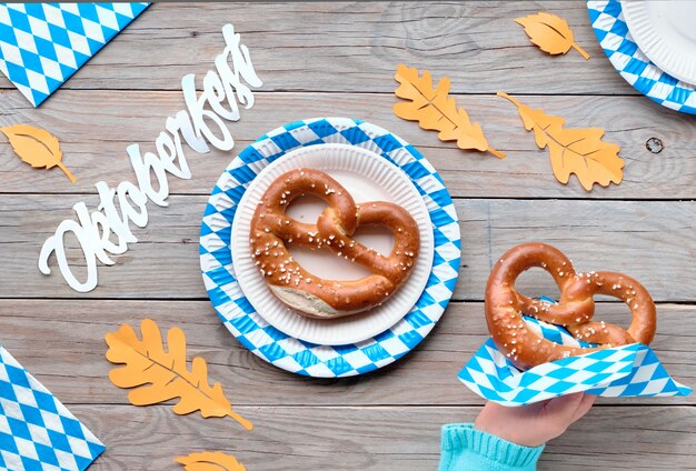 Oktoberfest, plat posé sur une table en bois rustique avec bretzel et décorations d'automne