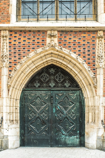 Old vintage en bois avec porte en métal de l'Europe classique