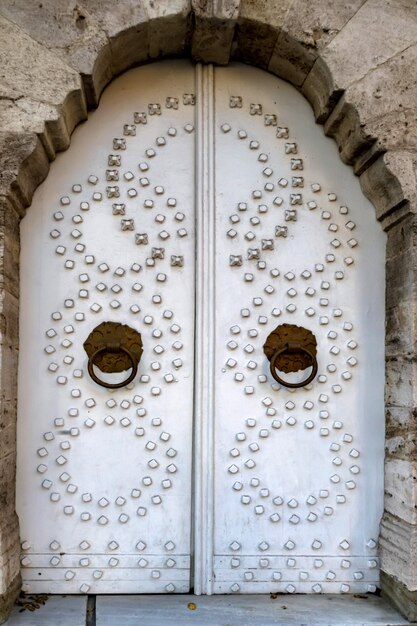 Photo old vintage porte blanche avec des cercles à istanbul