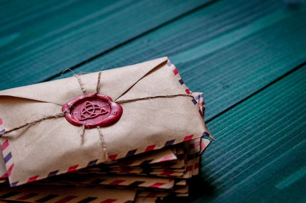 Old vintage retro enveloppes avec un tampon de cire sur la vieille table en bois vert foncé