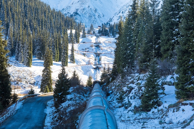 oléoduc dans les montagnes