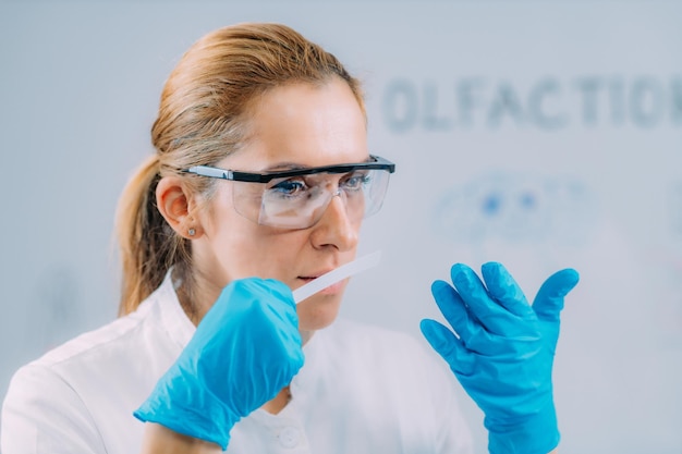 Olfaction femmes scientifiques examinant les odeurs