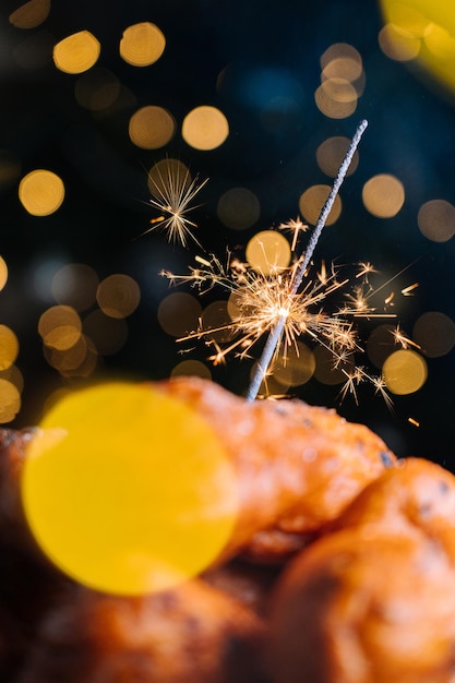 Oliebollen pâtisserie hollandaise traditionnelle pour le réveillon du nouvel an avec des étincelles boulette d'huile ou beignet avec