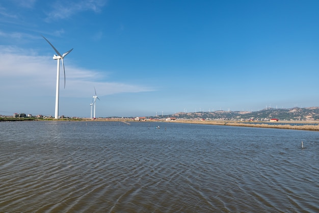 Éolienne au milieu de la mer