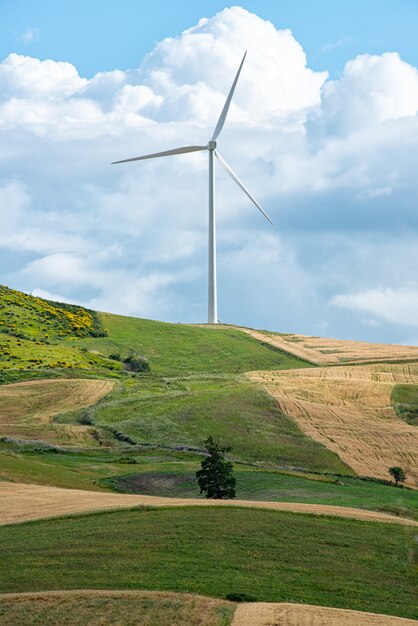 Éolienne au sommet d'une colline rurale