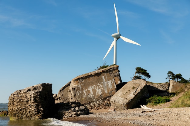 Éolienne sur la côte baltique