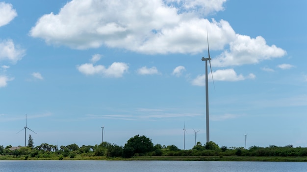 Éolienne pour ciel bleu et nuages à énergie alternative