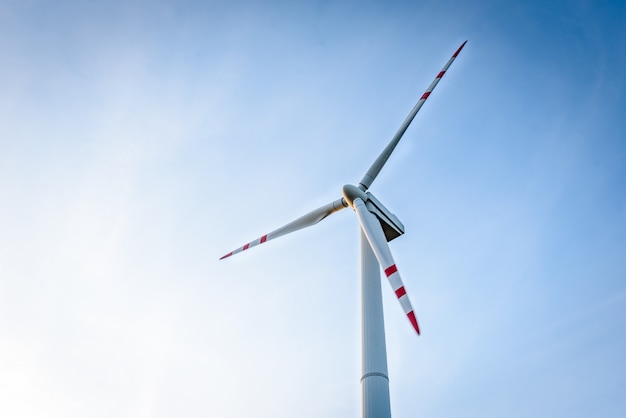 Éolienne pour l'énergie électrique sur le terrain