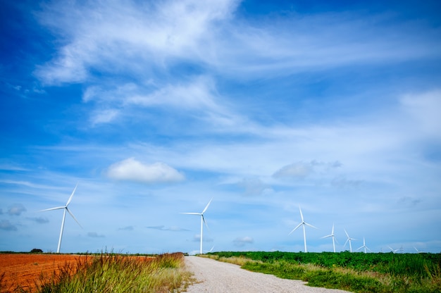 Éolienne sur le pré vert sur le ciel bleu