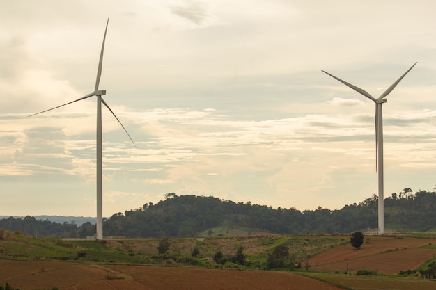 Éoliennes, alimentation, sur, montagne, à, ciel coucher soleil