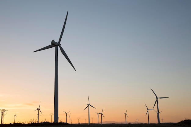 Éoliennes au crépuscule Aragon, Espagne