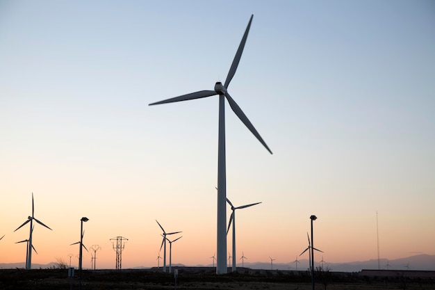 Éoliennes au crépuscule Aragon, Espagne