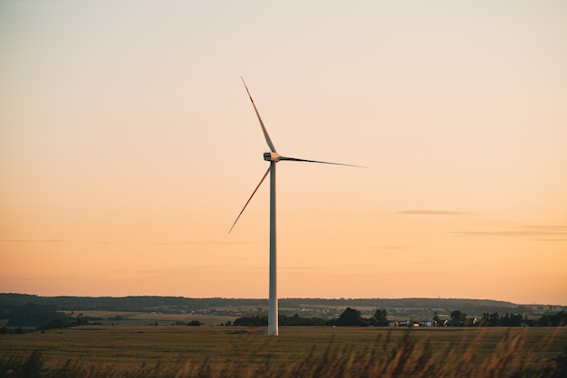 Éoliennes au lever du soleil Vue du parc éolien au coucher du soleil