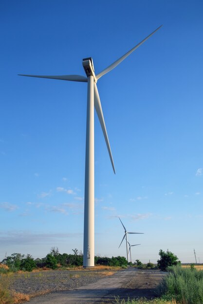 Éoliennes et champ agricole un jour nuageux d'été