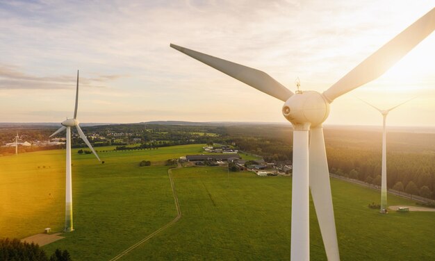 Éoliennes et champs agricoles - Production d'énergie avec énergie propre et renouvelable - espace de copie pour votre texte individuel